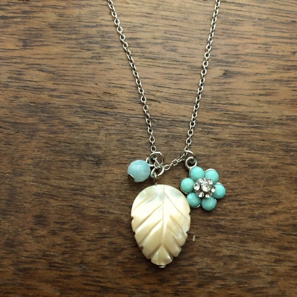 Jewelry - Leaf pendant with blue charms
